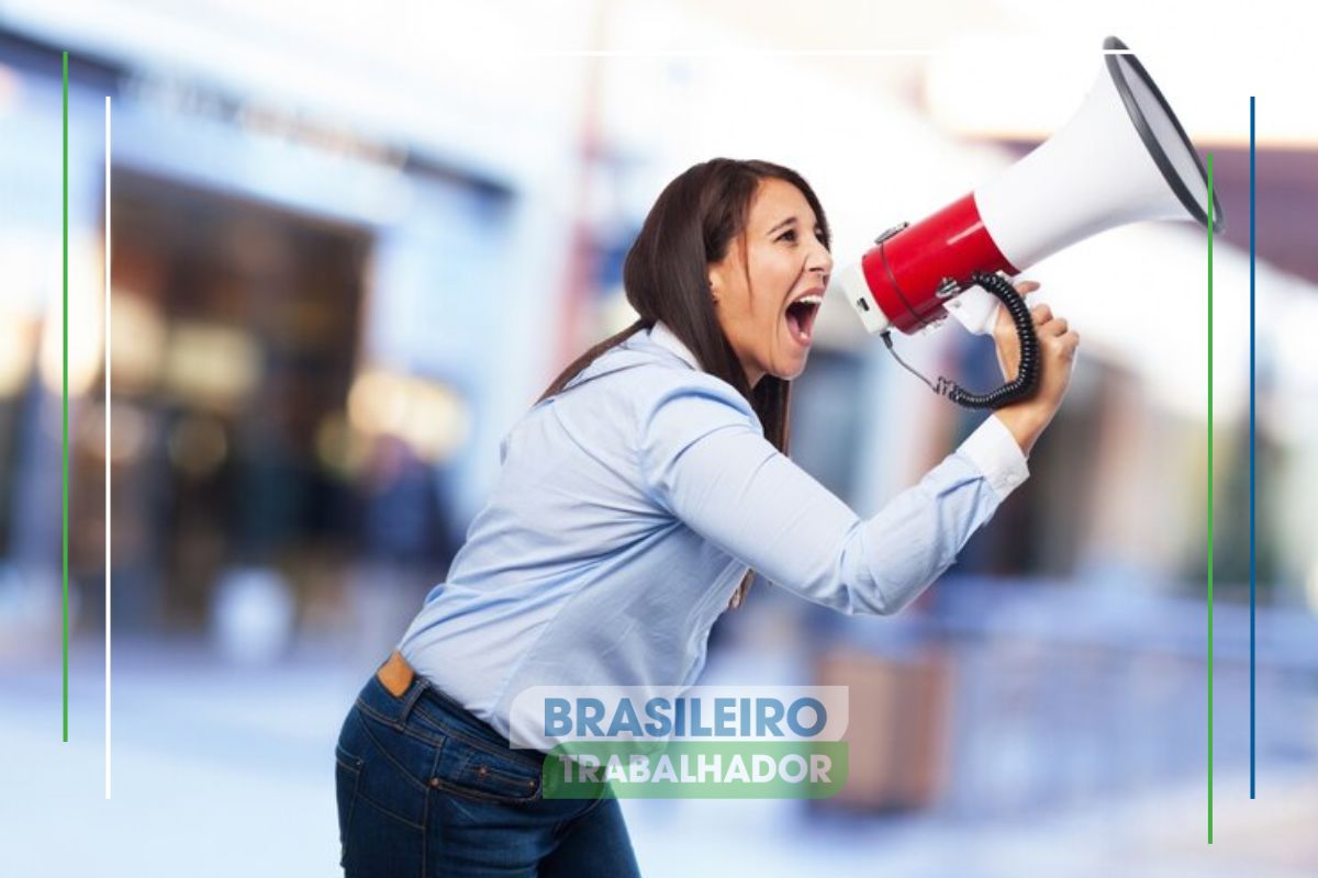 Uma mulher com megafone na mão expondo a Falha no Banco Central