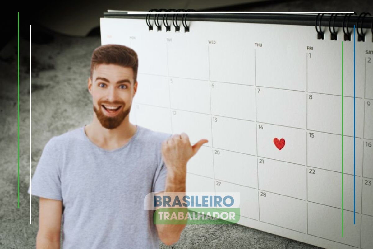 Um homem apontando para o lado onde está o calendário com feriados e pontos facultativos