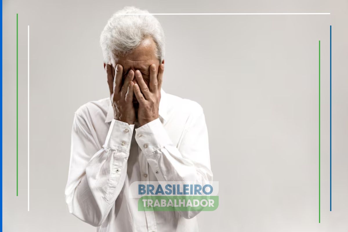 Um senhor com a mão no rosto preocupado com as mudança de salário mínimo