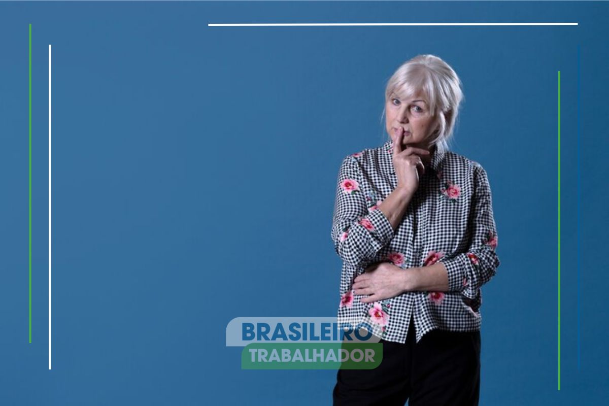 Uma senhora com a mão no queixo, pensando nas Mudanças nas exigências para aposentadoria em 2025