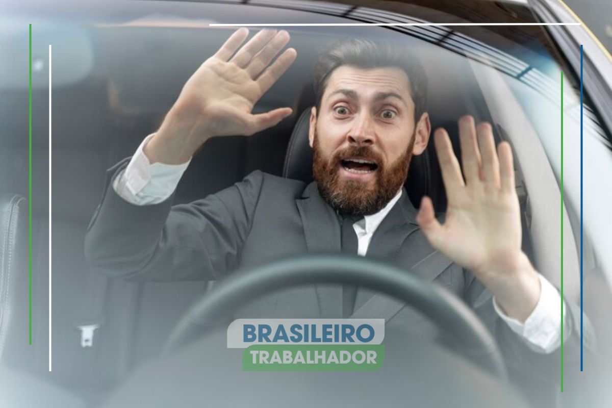 Um motorista assustado dentro do carro após ver as novas penalidades de trânsito