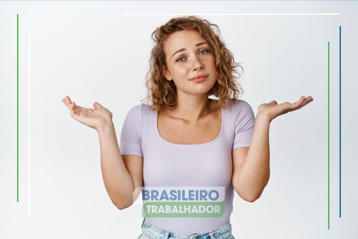 Uma mulher em dúvida, pensando o que fazer se sua empresa não pagou o 13º