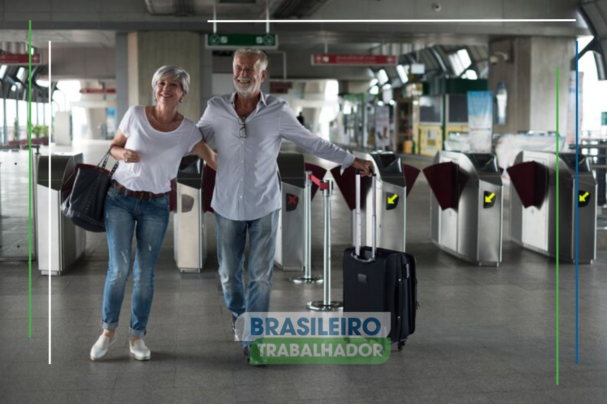 Um casal de idosos no aeroporto utilizando o programa Voa Brasil