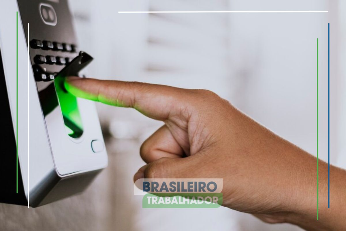 Uma mão fazendo o Cadastro biométrico para o Bolsa Família