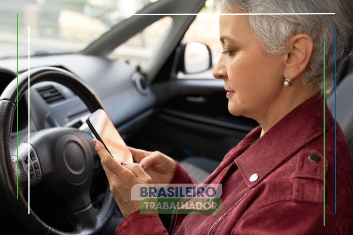 Uma mulher dirigindo em seu carro após ver que o IPVA 2025 já tem cronograma