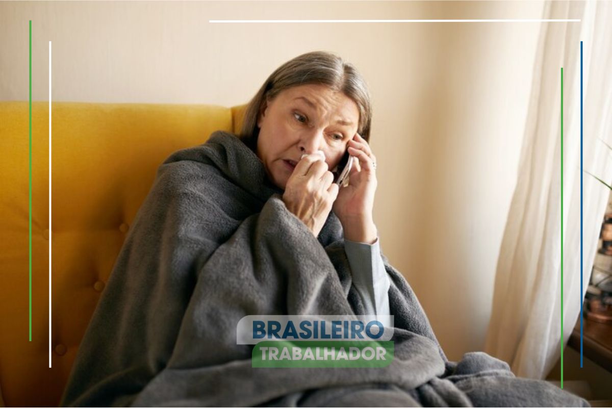 Uma idosa na cama preocupada com as Mudanças no imposto de renda para doenças graves