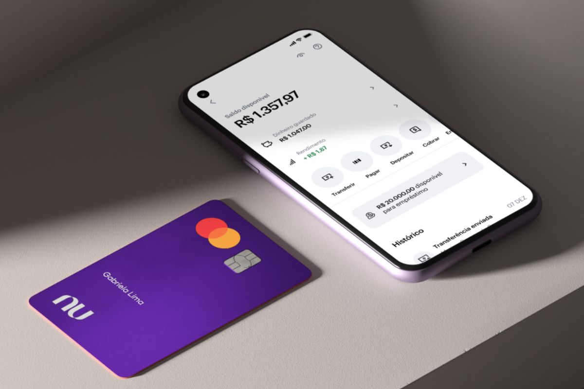 Um cartão de crédito ao lado de um celular representando que o Nubank surpreende e oferece crédito para negativados