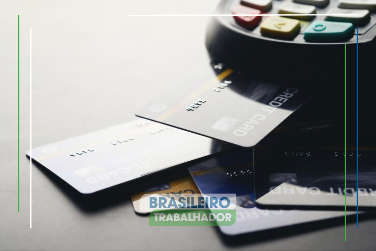 Alguns Cartões Itaú 2025 ao lado de uma máquina de passar cartão