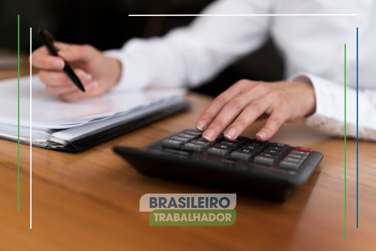 Um homem com a calculadora na mão se prepara para fazer a Contribuição ao INSS para autônomos em 2025