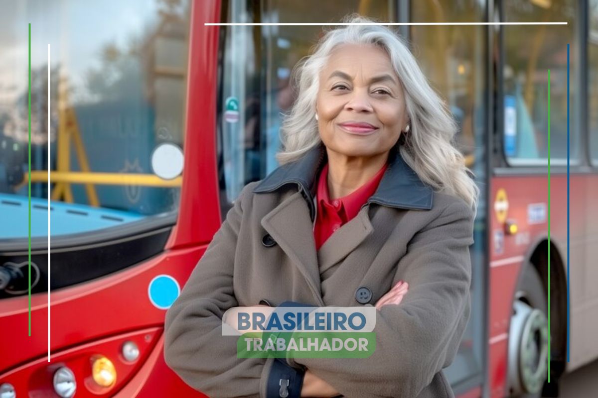 Uma senhora que Tem mais de 60 em frente a um ônibus vermelho