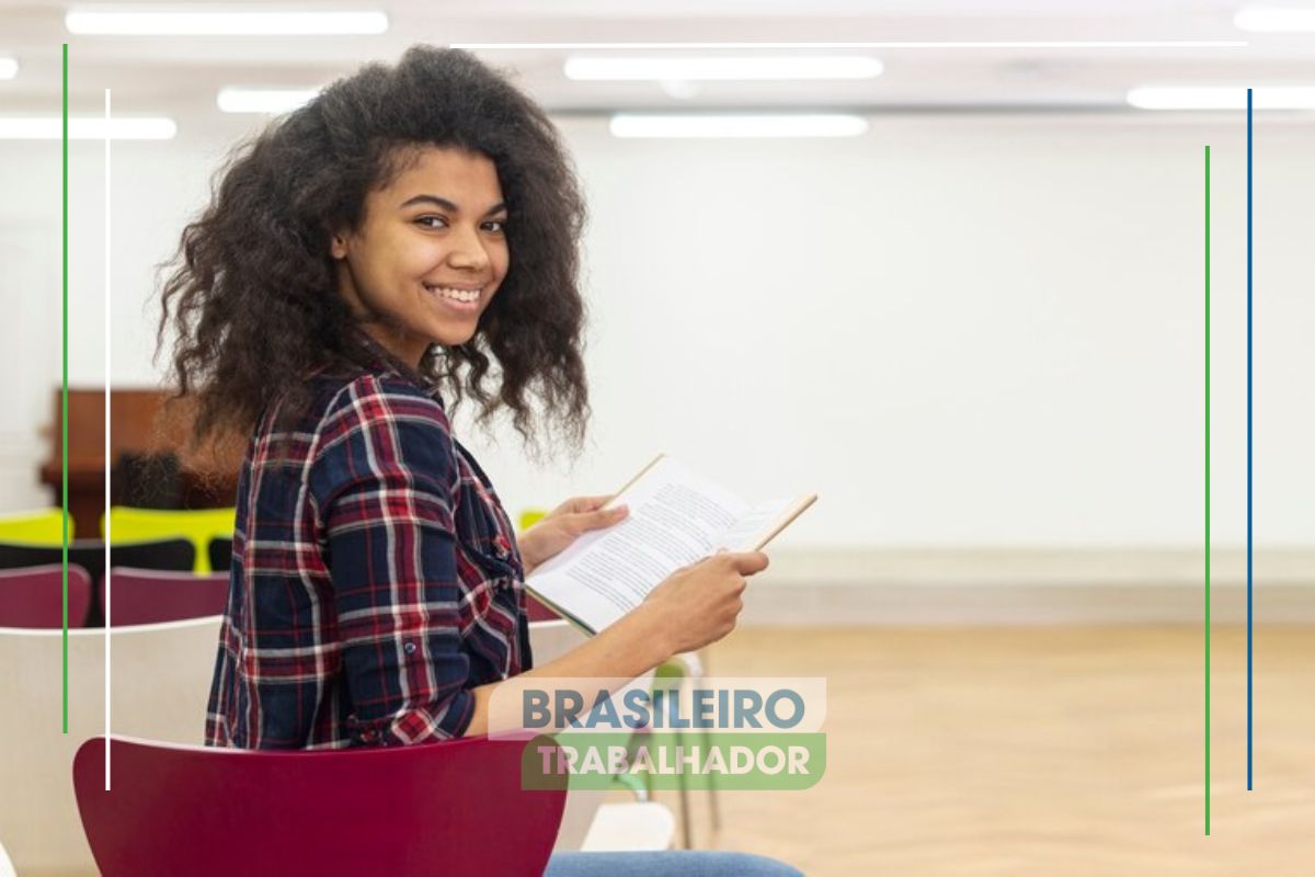 Uma mulher sentada em uma sala de aula participando dos concursos públicos mais aguardados de fevereiro