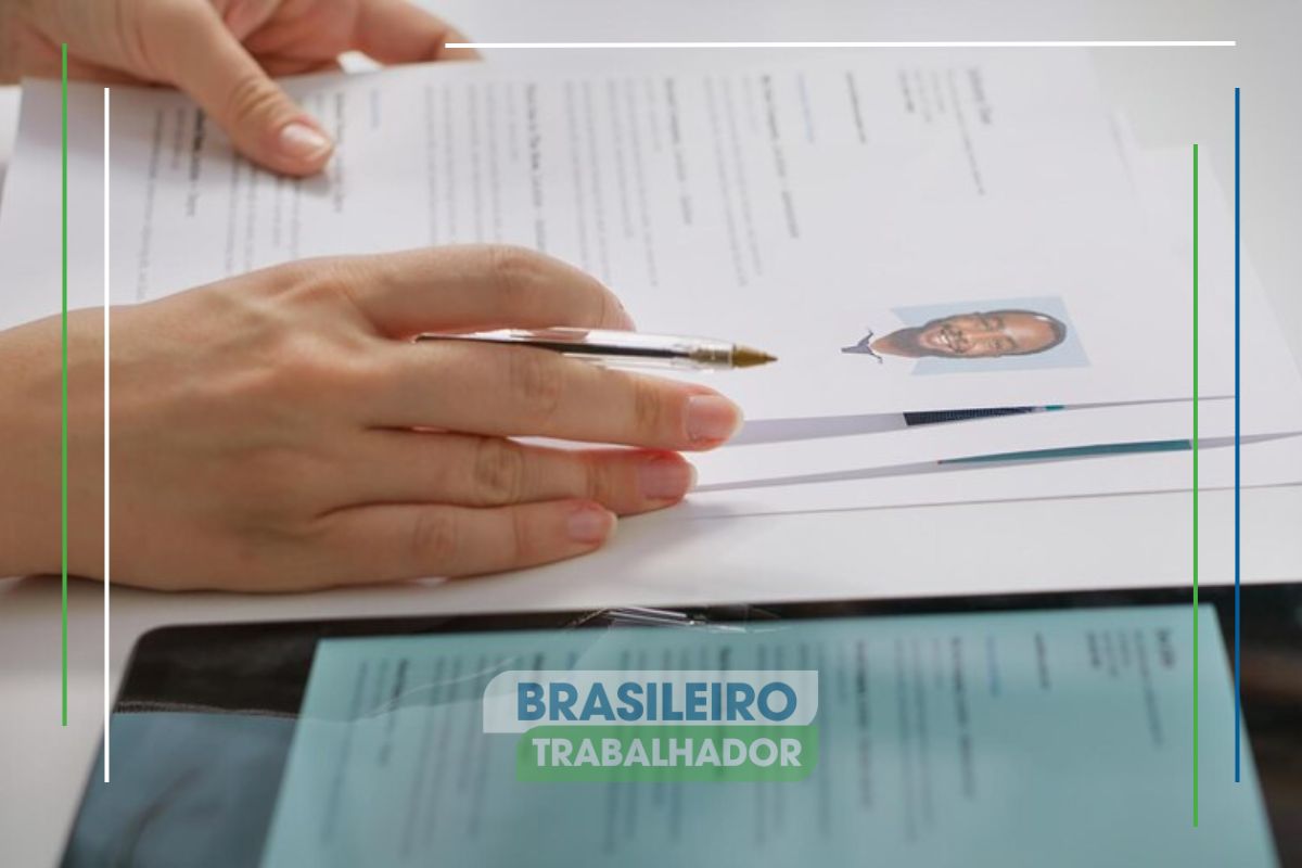 Uma pessoa lendo os documentos para fazer o Novo RG