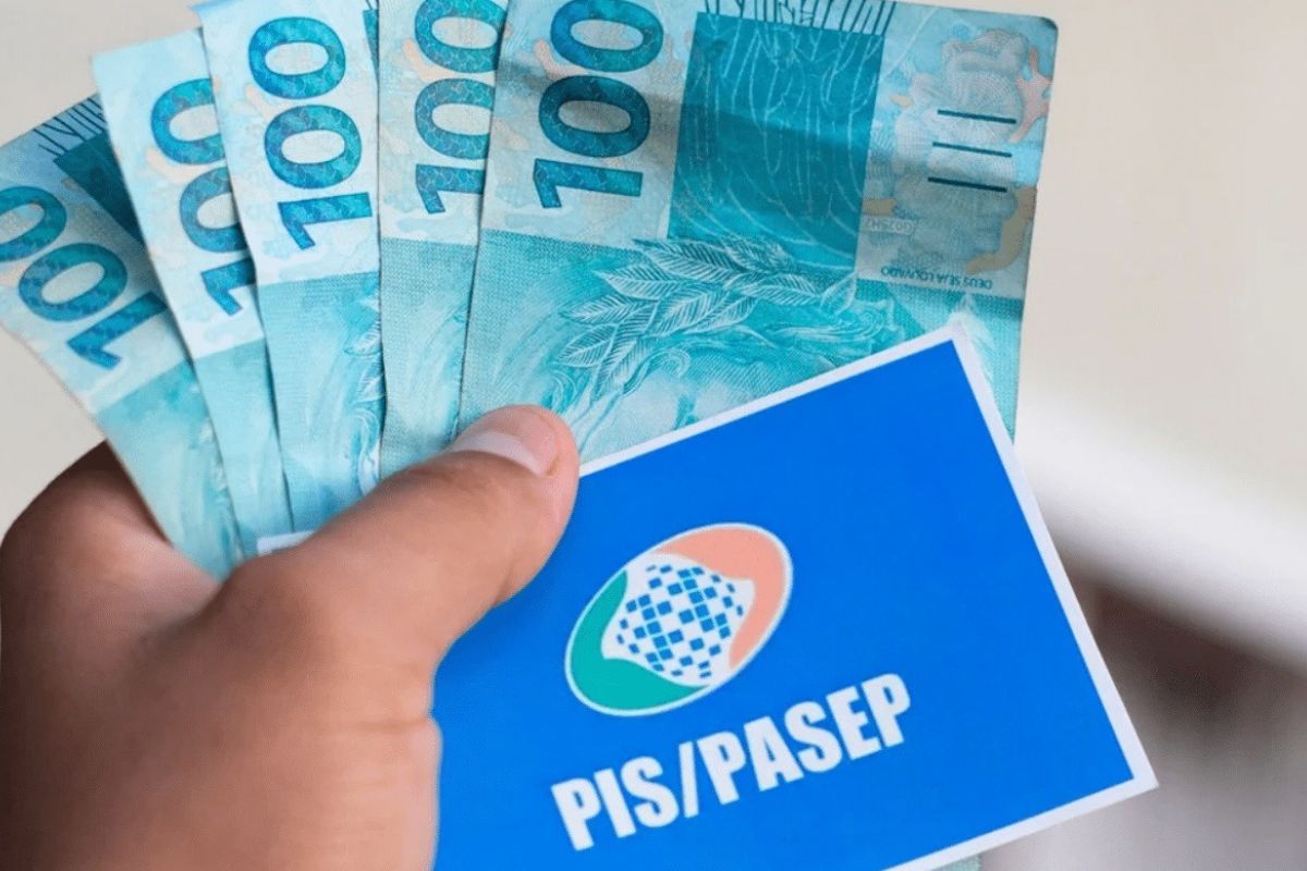 Uma pessoa com o dinheiro e cartão do benefício depois de ver o Calendário PIS/Pasep 2025