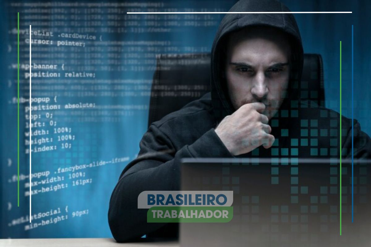 Um hacker sentado em frente ao computador para aplicar o Golpe do CPF