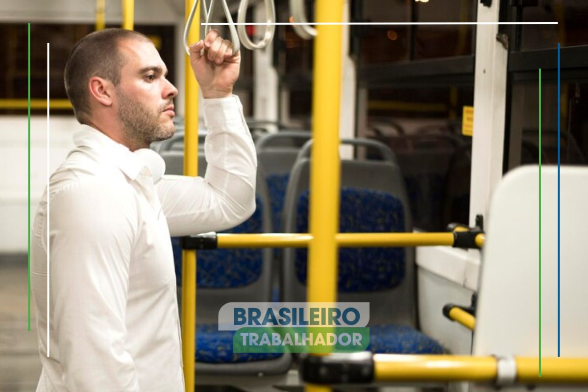 Uma pessoa em pé no ônibus mostrando que não é só São Paulo que tem reajuste de tarifa