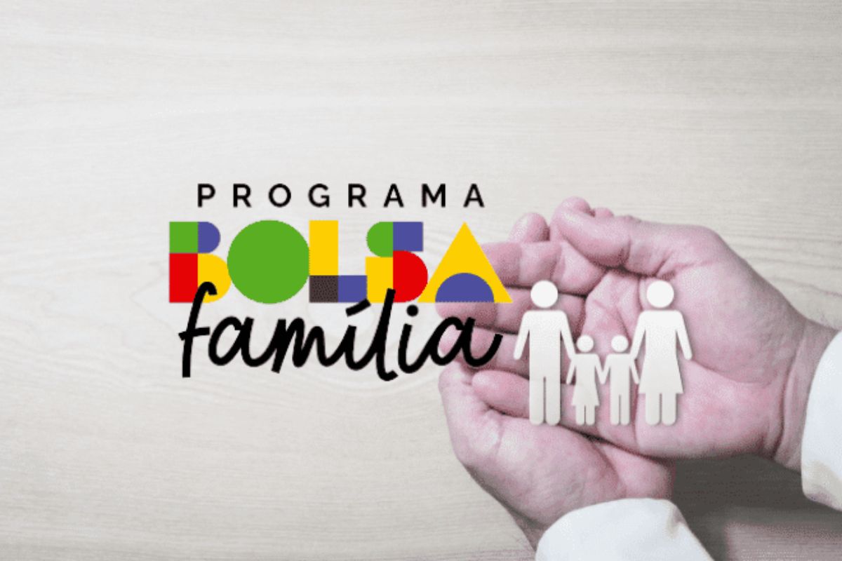 Imagem de palmas de mãos com o logo do programa depois que o Bolsa Família confirma datas de pagamento