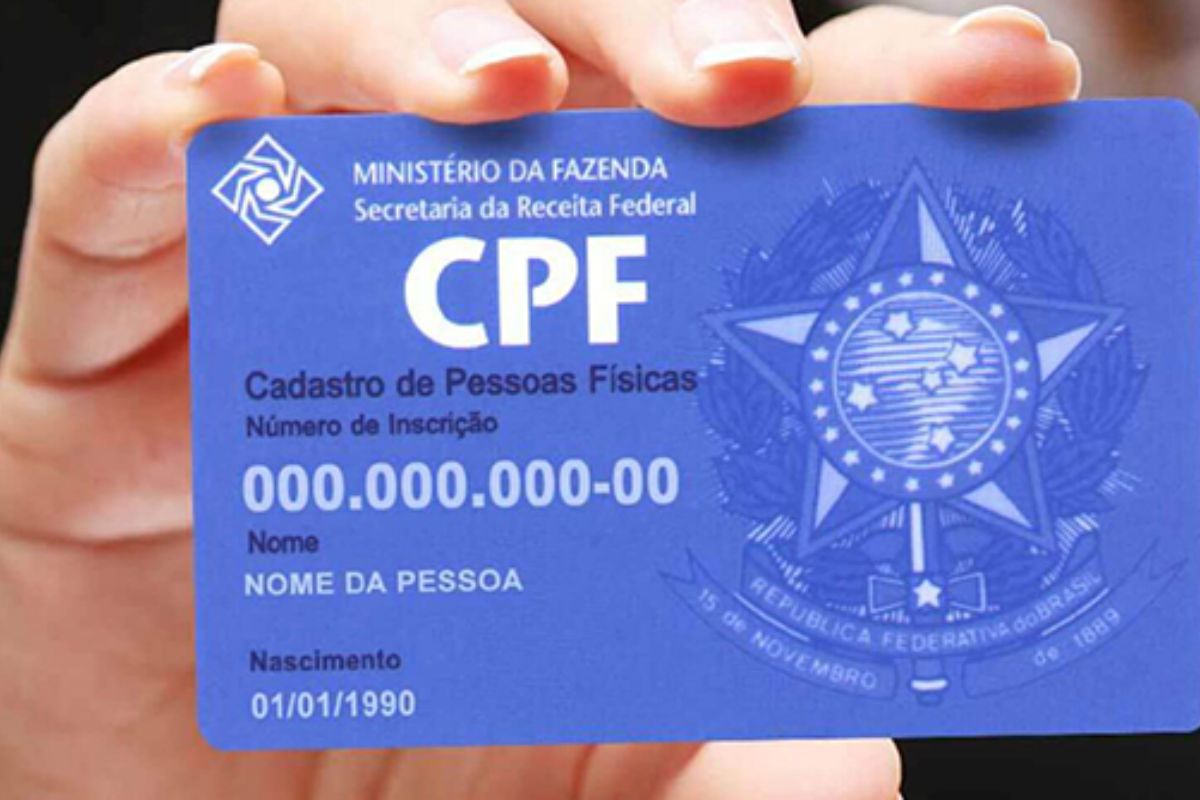 Uma pessoa segura seu documento depois de ver como proteger seu CPF 