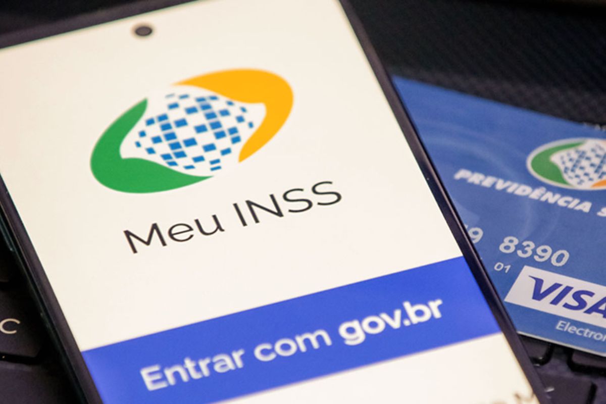 Uma pessoa abrindo o aplicativo para pedir o Consignado INSS