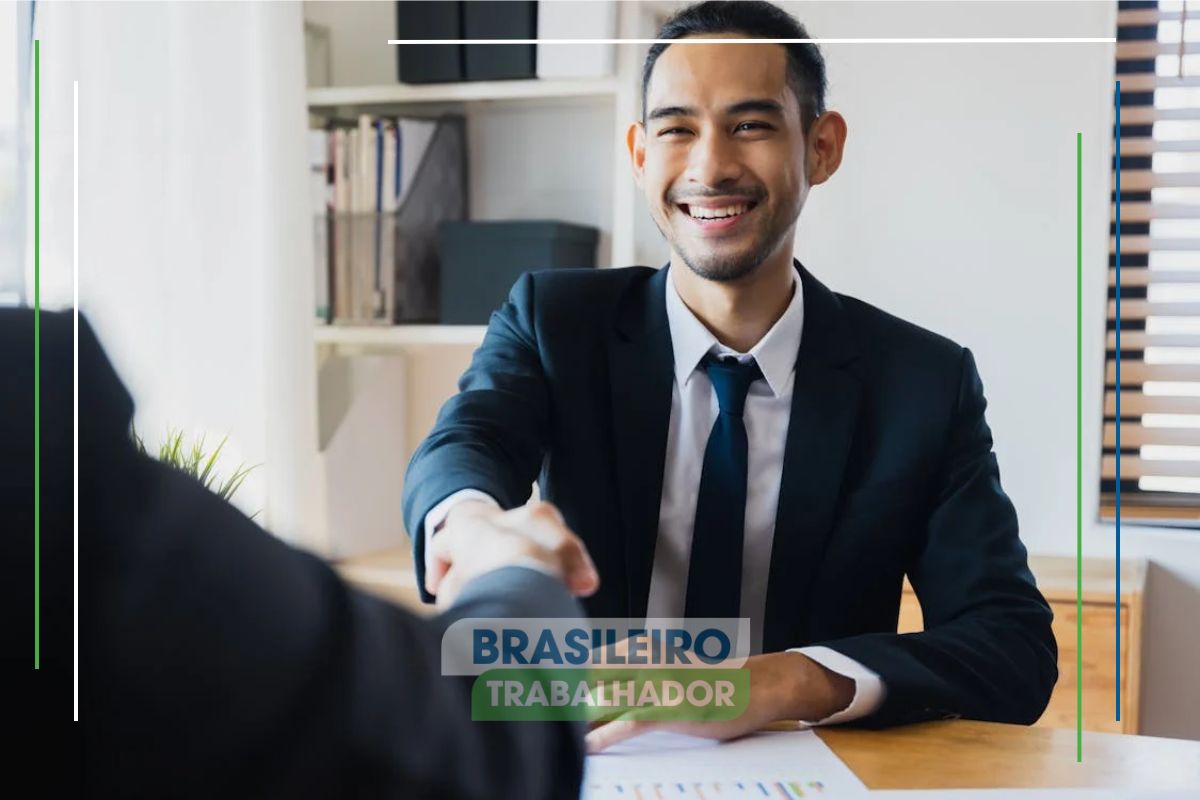 Um homem apertando a mão do outro após passar pelo Contrata+Brasil