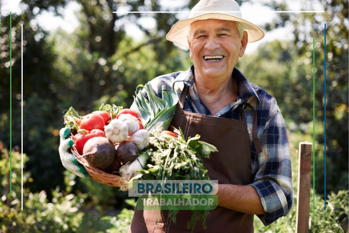 Um senhor com uma cesta de alimentos na mão, ele sorri após participar do Desenrola Rural