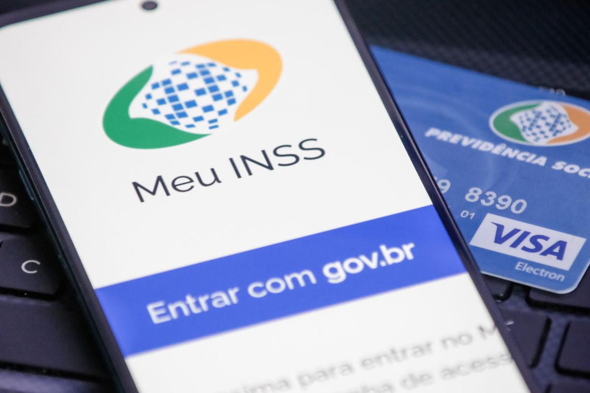 Um celular iniciando o aplicativo Meu INSS
