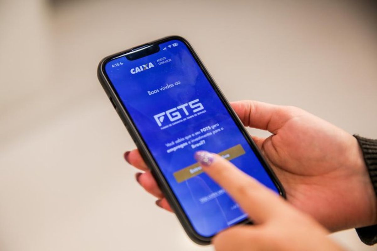 Uma pessoa abrindo o aplicativo no celular vendo que a Nova regra do FGTS entra em vigor no dia 01/04