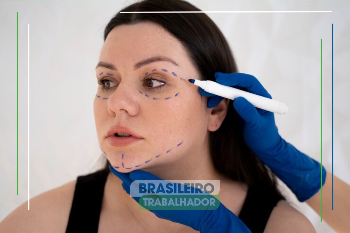 Uma moça tendo seu rosto marcado por uma caneta cirúrgica e pensando se os Procedimentos estéticos podem ser declarados no imposto de renda