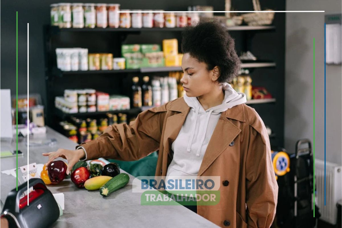 Uma pessoa no mercado comprando já que o Preço da comida pode subir