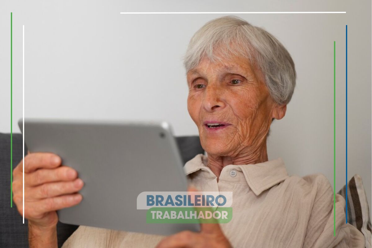 Uma idosa olhando a data do INSS 2025 em seu tablet