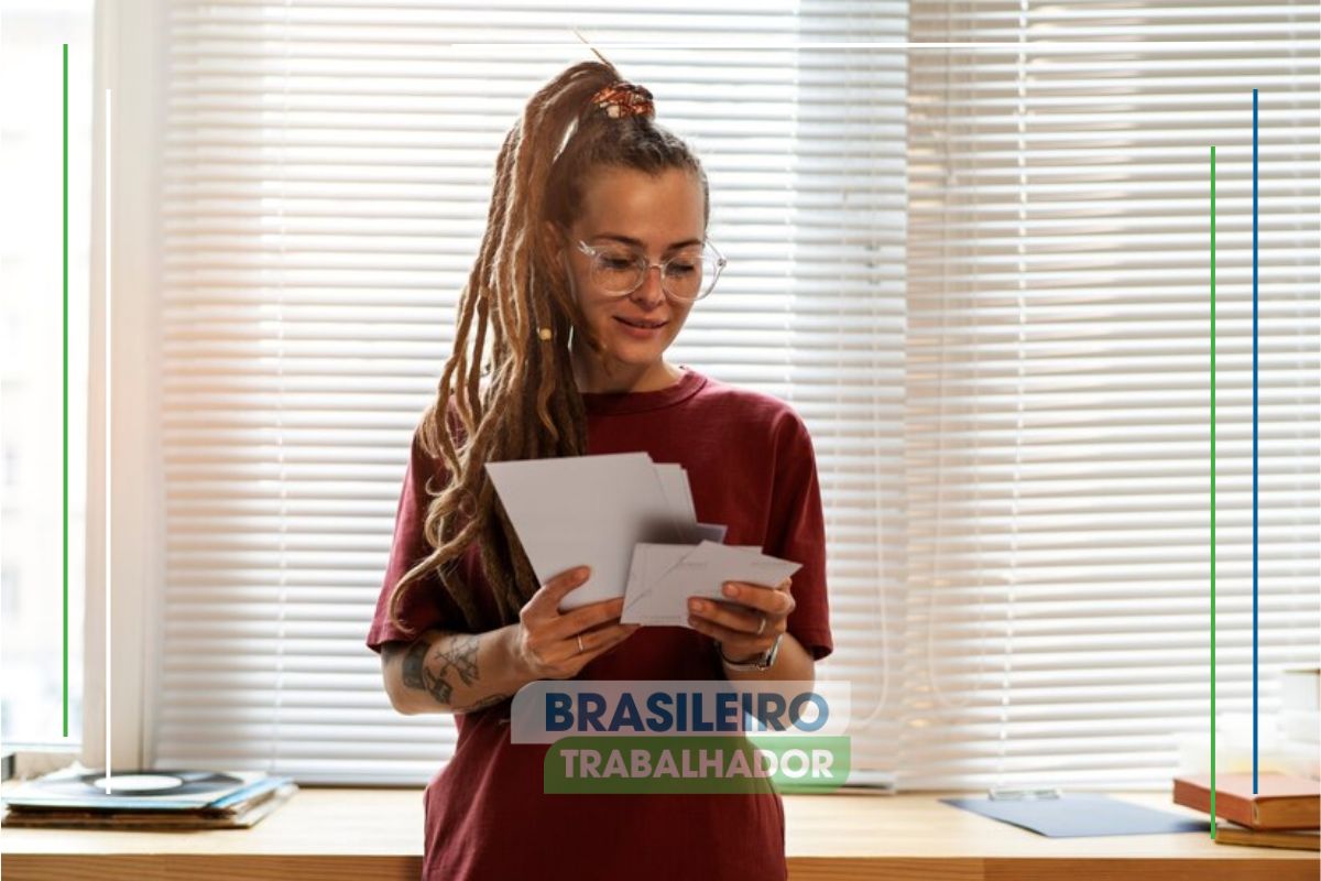 Uma mulher em seu escritório segura boletos pensando em aproveitar a oportunidade única para quitar suas contas