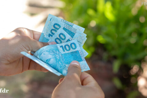 Pensão de R$ 1.621 para órfãos do feminicídio pode ser pedida no Meu INSS; renda por pessoa deve ser de até R$ 405,25
