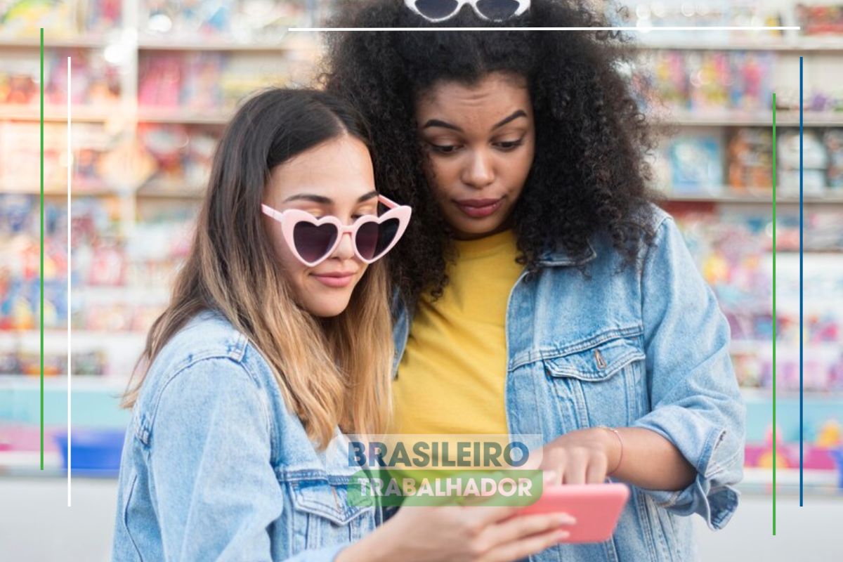 Duas mulheres dentro da loja com um celular na mão aproveitando a Semana do consumidor