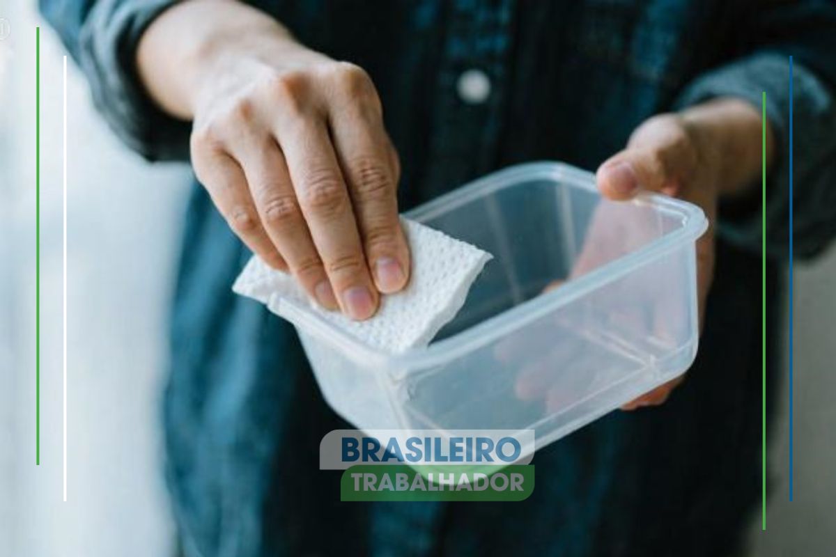 Uma pessoa que aprendeu a Limpar potes engordurados com um pote na mão