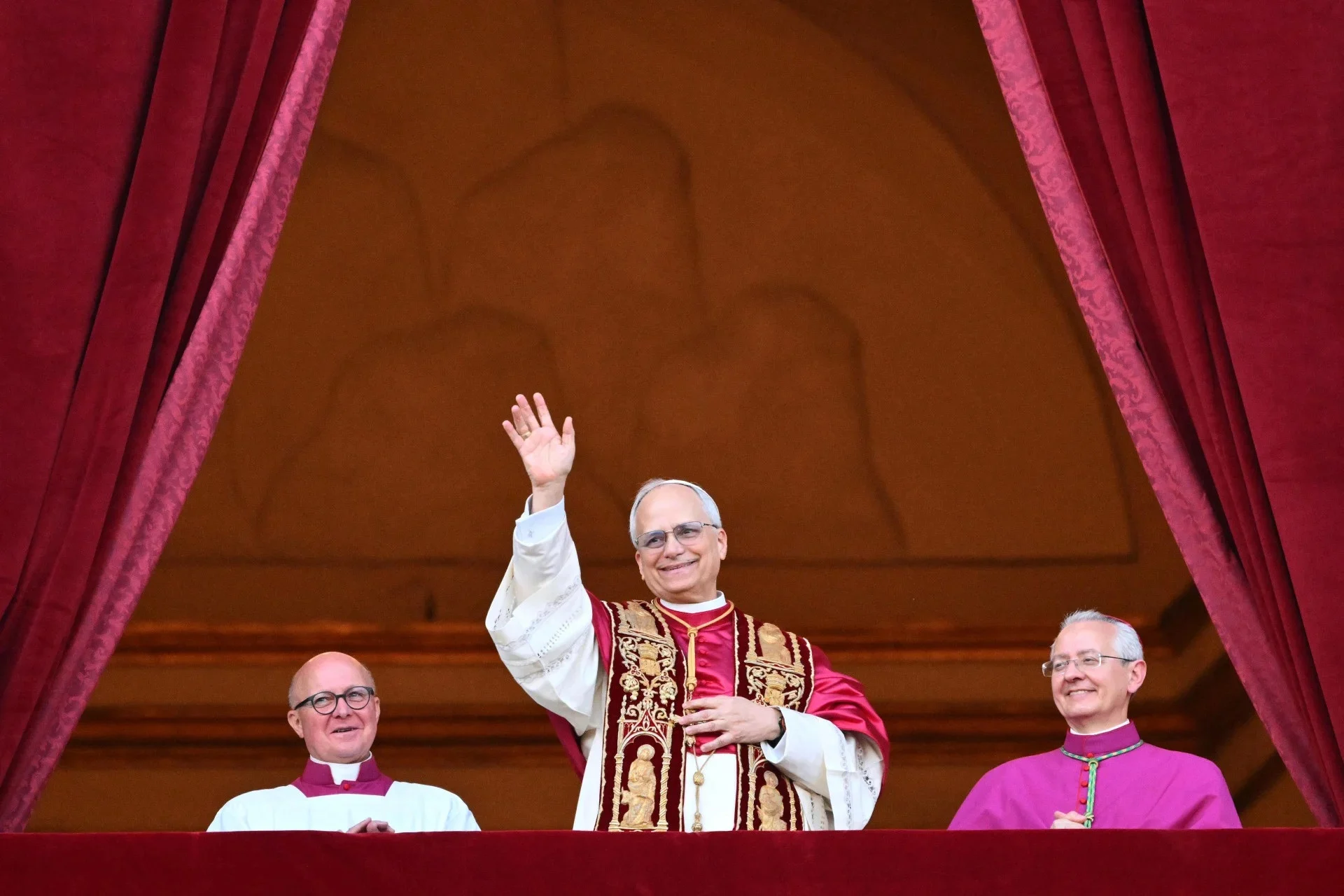 Reação de Padre Fábio de Melo ao Novo Papa Leão XIV Surpreende Fiéis.
