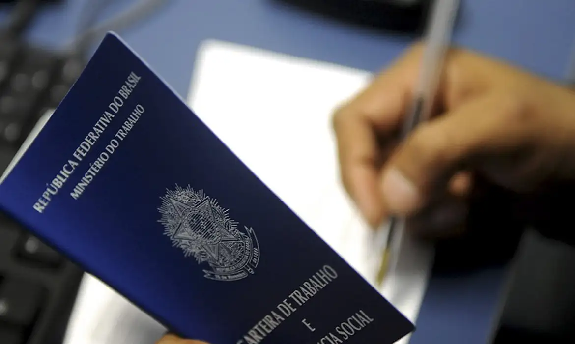 Alerta: Brasil vive colapso no emprego doméstico e especialistas explicam o que vem aí