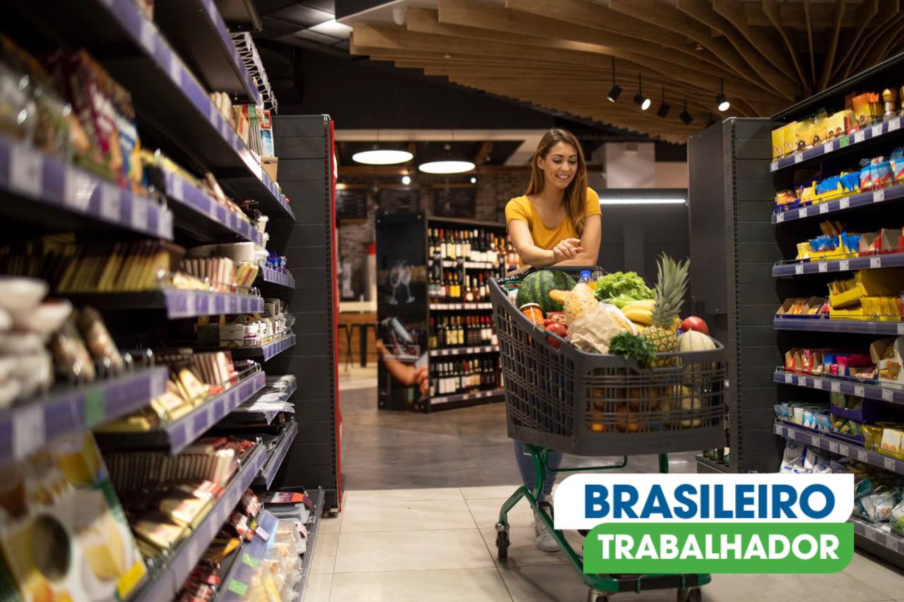 Famílias brasileiras enfrentam alta nos alimentos comprando em atacadistas.