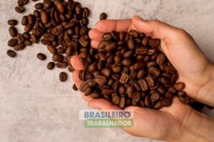 Preço do café dispara 80%: maior inflação em 30 anos atinge o bolso dos brasileiros