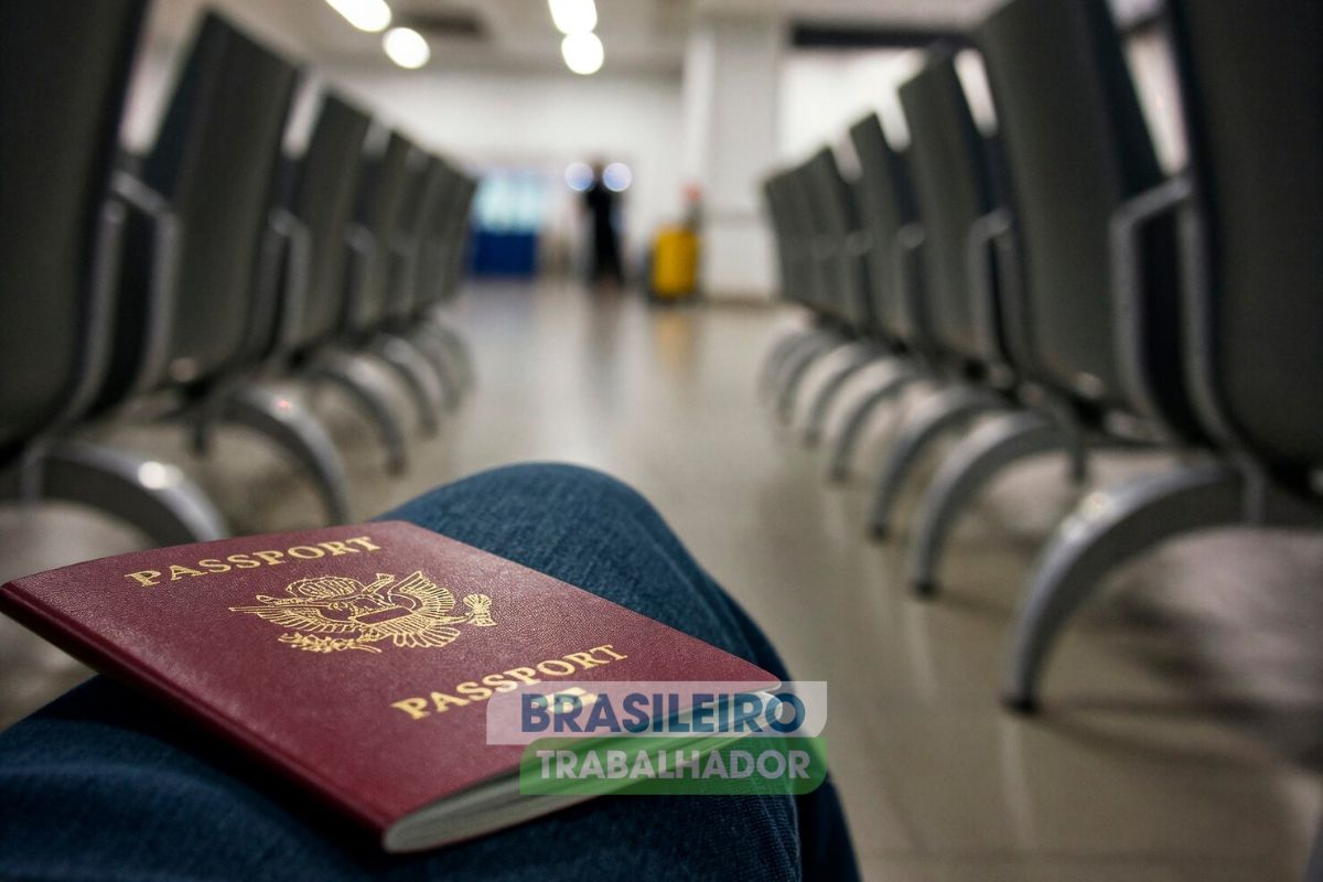 Um rapaz com seu passaporte após ver que a Itália concede cidadania