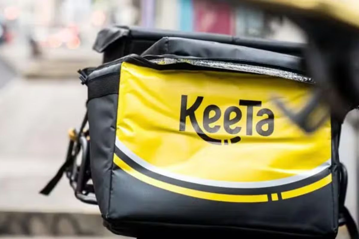 Um motoboy está com a bag da Keeta