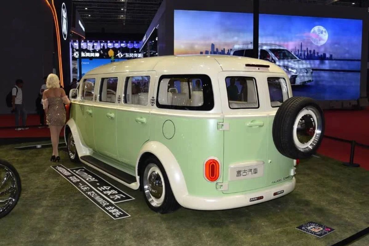 traseira da Kombi de oito portas
