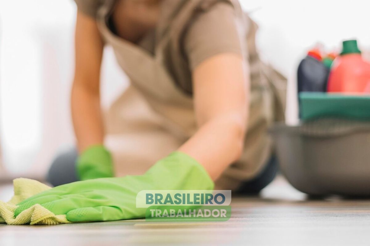 Uma pessoa tentando limpar rejuntes de azulejos