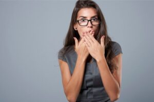 Silêncio estratégico: o que a psicologia fala de uma que pessoa sempre fica quieta
