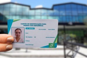 Ilhabela entrega primeiras Carteirinhas da Pessoa com Deficiência; documento facilita acesso a direitos e serviços