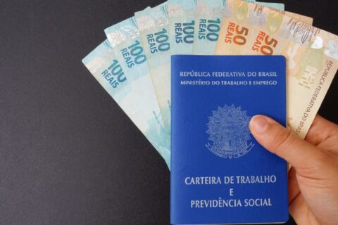 Trabalhador com carteira assinada tem mudança no calendário do 13º salário de 2026 e recebe a segunda parcela até 18 de dezembro, dois dias antes do prazo habitual