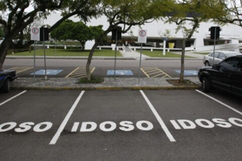 Motoristas com 60 anos ou mais têm direito a credencial digital de estacionamento sem prazo de validade, mas uso irregular da vaga gera multa de R$ 293,47