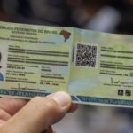 Brasileiros iniciam pedido da nova carteira de identidade pelo celular, mas precisam passar por identificação presencial e podem receber a CIN em casa em alguns estados