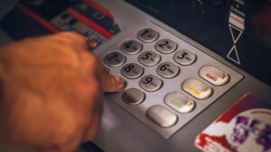 Agências bancárias ajustam expediente nesta semana, mudam horários de atendimento ao público e clientes precisam conferir funcionamento antes de sair de casa