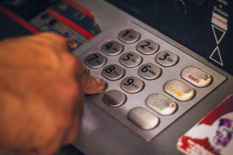 Agências bancárias ajustam expediente nesta semana, mudam horários de atendimento ao público e clientes precisam conferir funcionamento antes de sair de casa