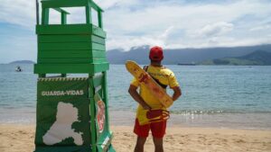 Ilhabela prorroga seleção de 20 guarda-vidas até 30/10; salário de R$ 3.177 e prova física no mesmo dia
