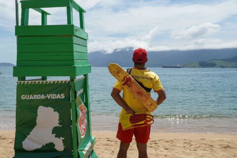 Ilhabela prorroga seleção de 20 guarda-vidas até 30/10; salário de R$ 3.177 e prova física no mesmo dia